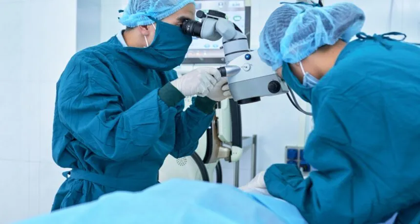 Zdjęcie Ile trwa operacja zaćmy? Czas zabiegu i co warto wiedzieć