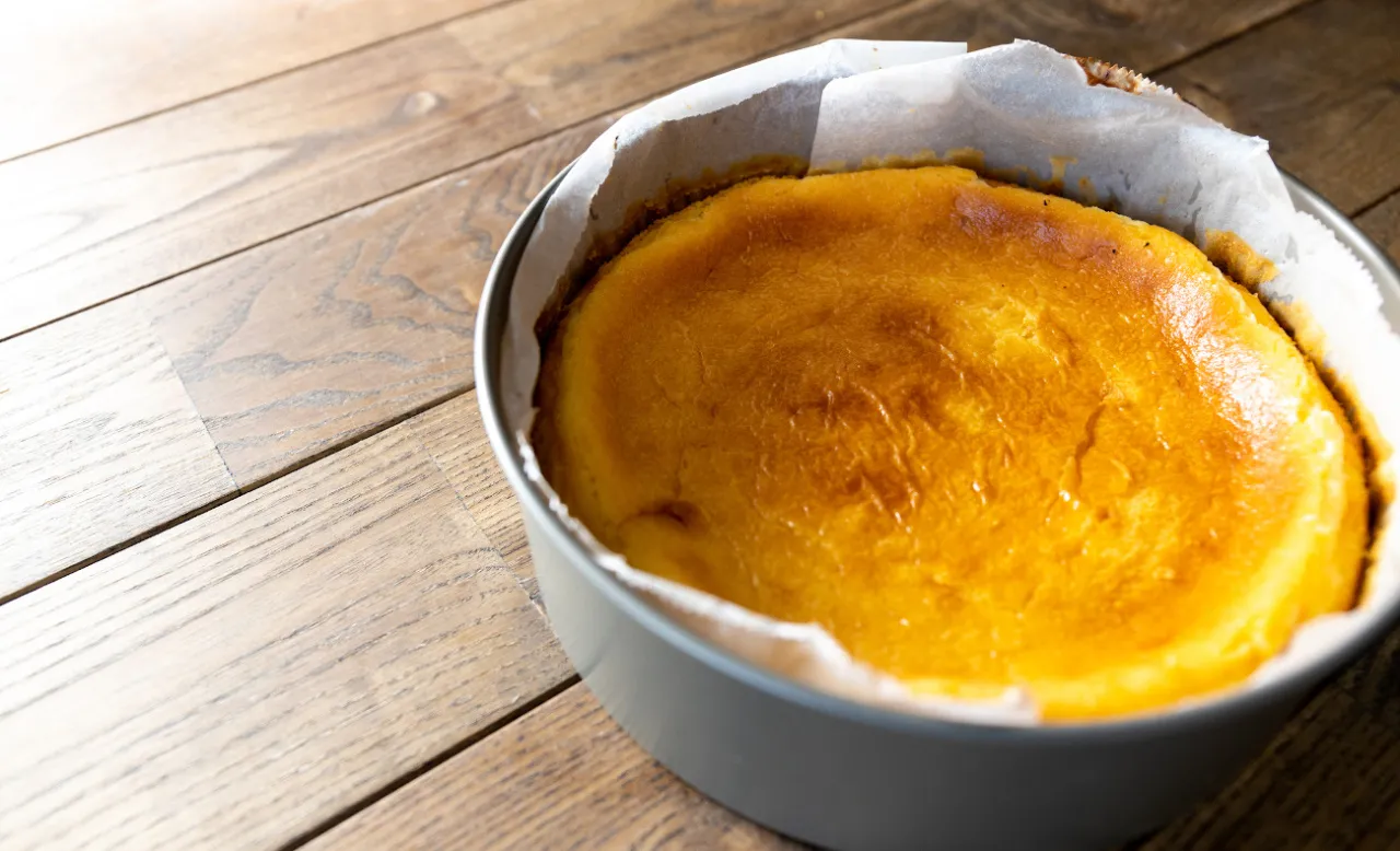 sernik opadnięty popękany