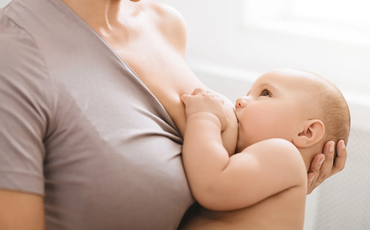 Matka karmi piersią dziecko. Czy mleko matki jest wegańskie? To naturalny pokarm, kt&oacute;ry nie pochodzi od zwierząt hodowlanych.