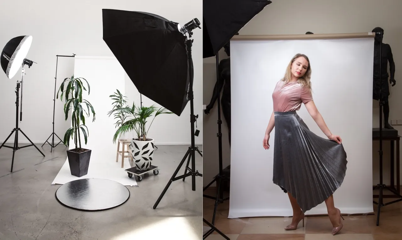 Studio z oświetleniem i roślinami, obok modelka w błyszczącej spódnicy. Pokazano, jak zrobić zdjęcie produktu.
