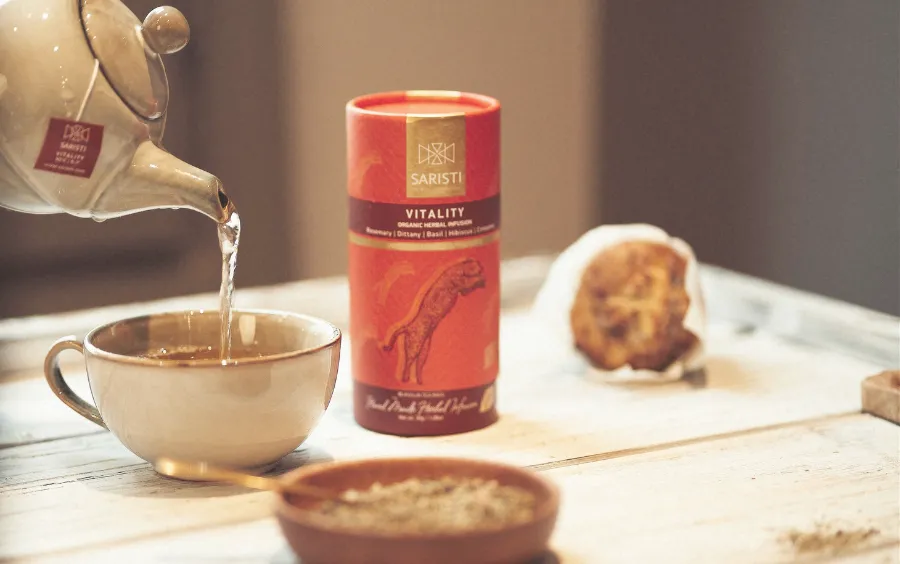 r&oacute;żne zioła na trawienie w filiżankach