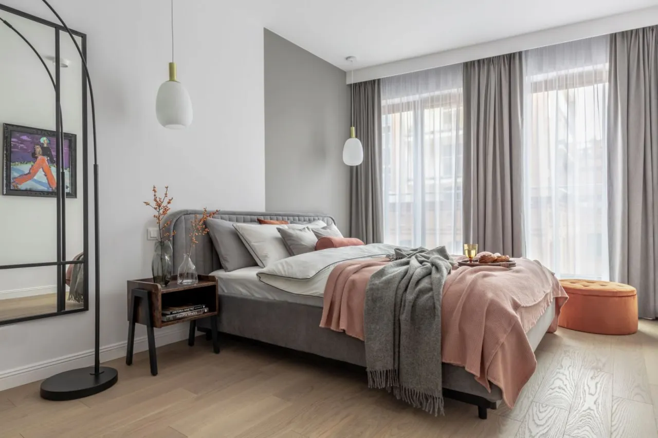 Szara sypialnia z kolorowymi zasłonami