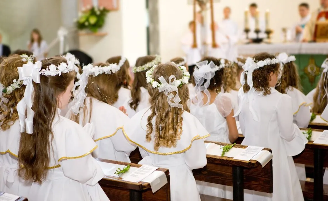 dzieci na katechezie przygotowania do komunii