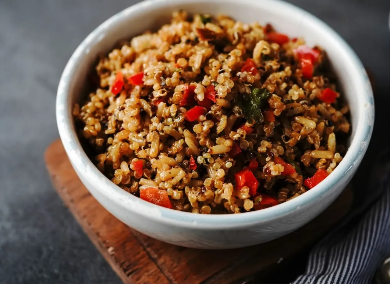 Miseczka pełna kaszy gryczanej z papryką, idealna na odchudzanie. Zdrowy posiłek pełen smaku.