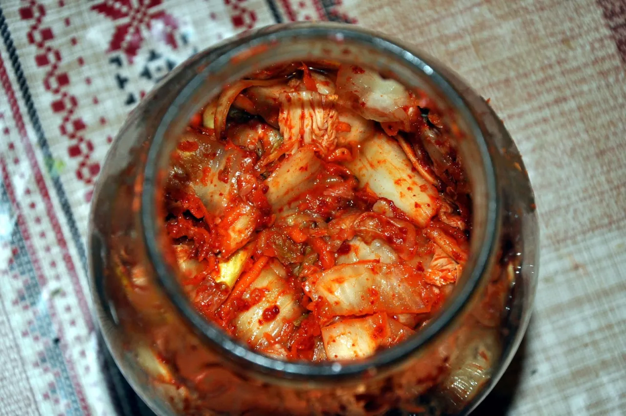 r&oacute;żne rodzaje kimchi w słoikach