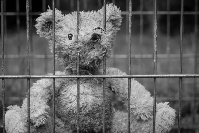 Zdjęcie Czy zabierać dziecko do zakładu karnego? Przepisy i ważne informacje
