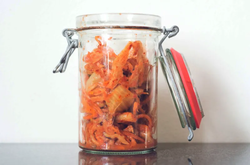 różne rodzaje kimchi w słoikach