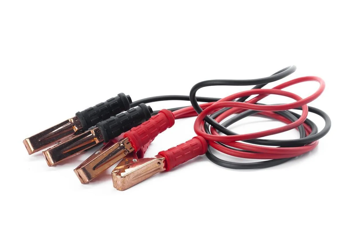 Kable rozruchowe, czerwony i czarny, z zaciskami. Pomogą, gdy zastanawiasz się, jak otworzyć centralny zamek przy rozładowanym akumulatorze.