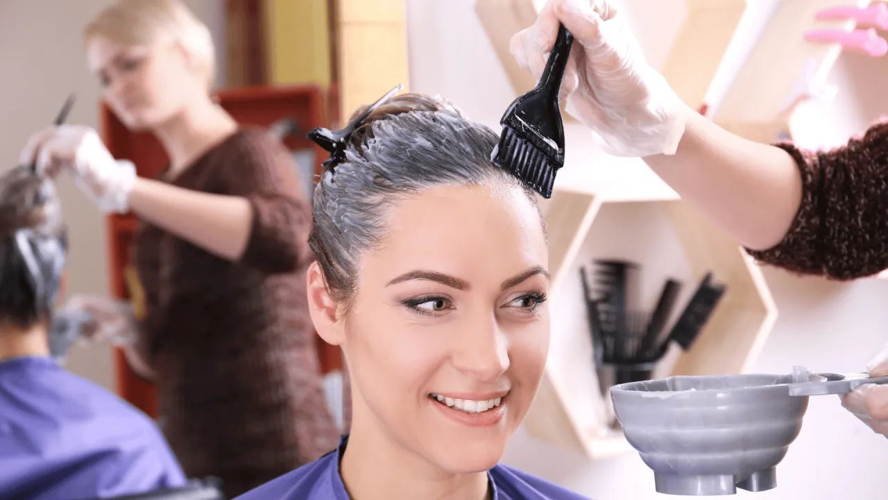 por&oacute;wnanie farb do włos&oacute;w drogeryjnych i profesjonalnych