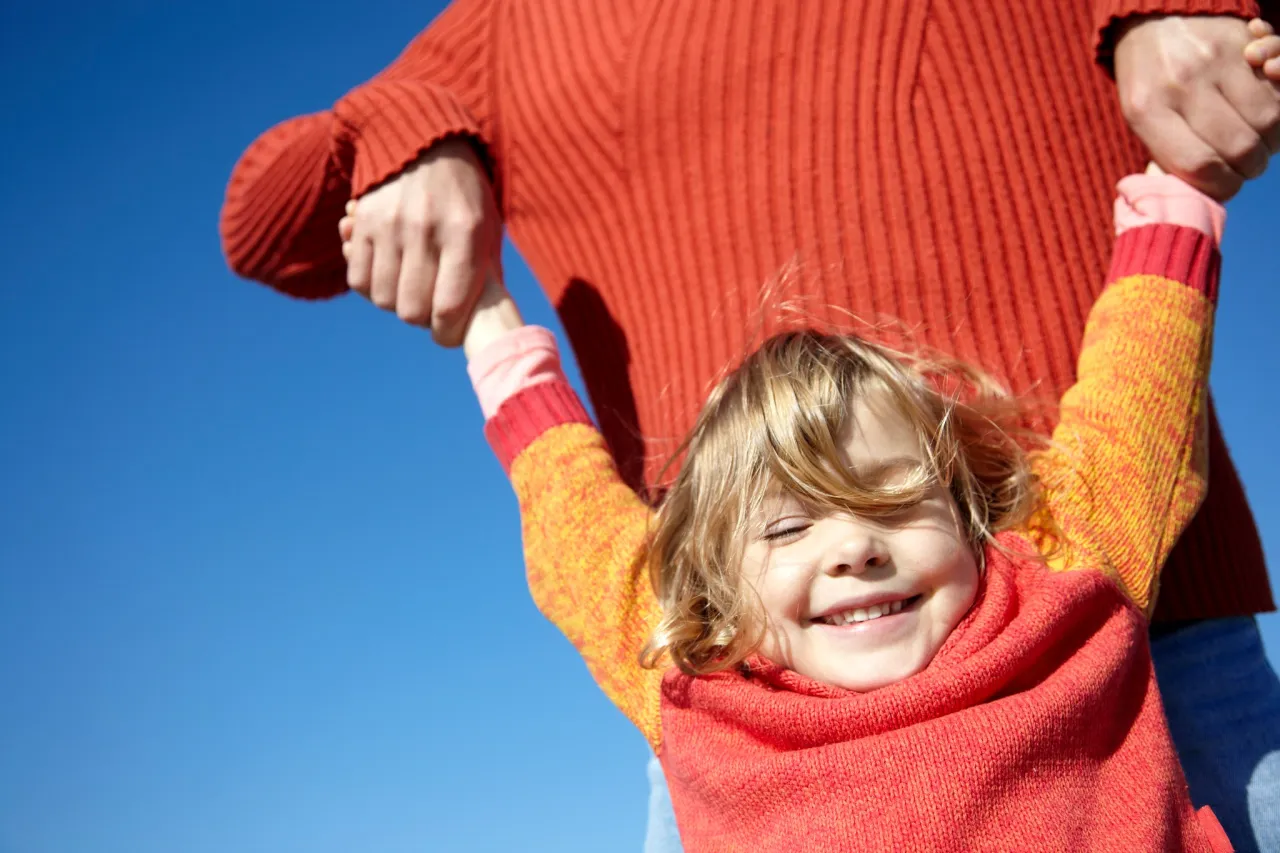 Rodzic pocieszający dziecko