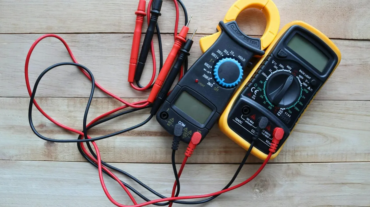 Elektryk mierzący bezpiecznik multimetrem