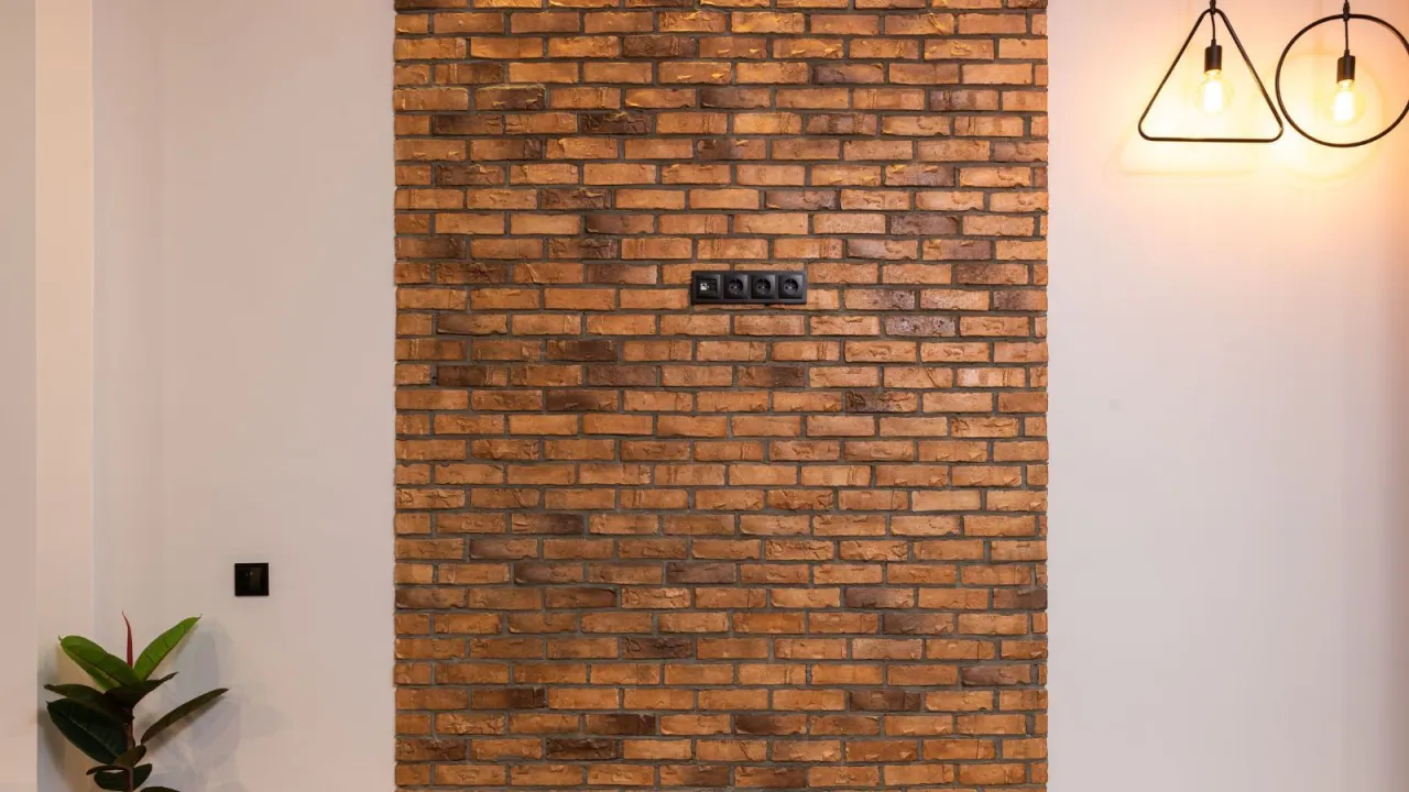 rodzaje klej&oacute;w do cegły dekoracyjnej