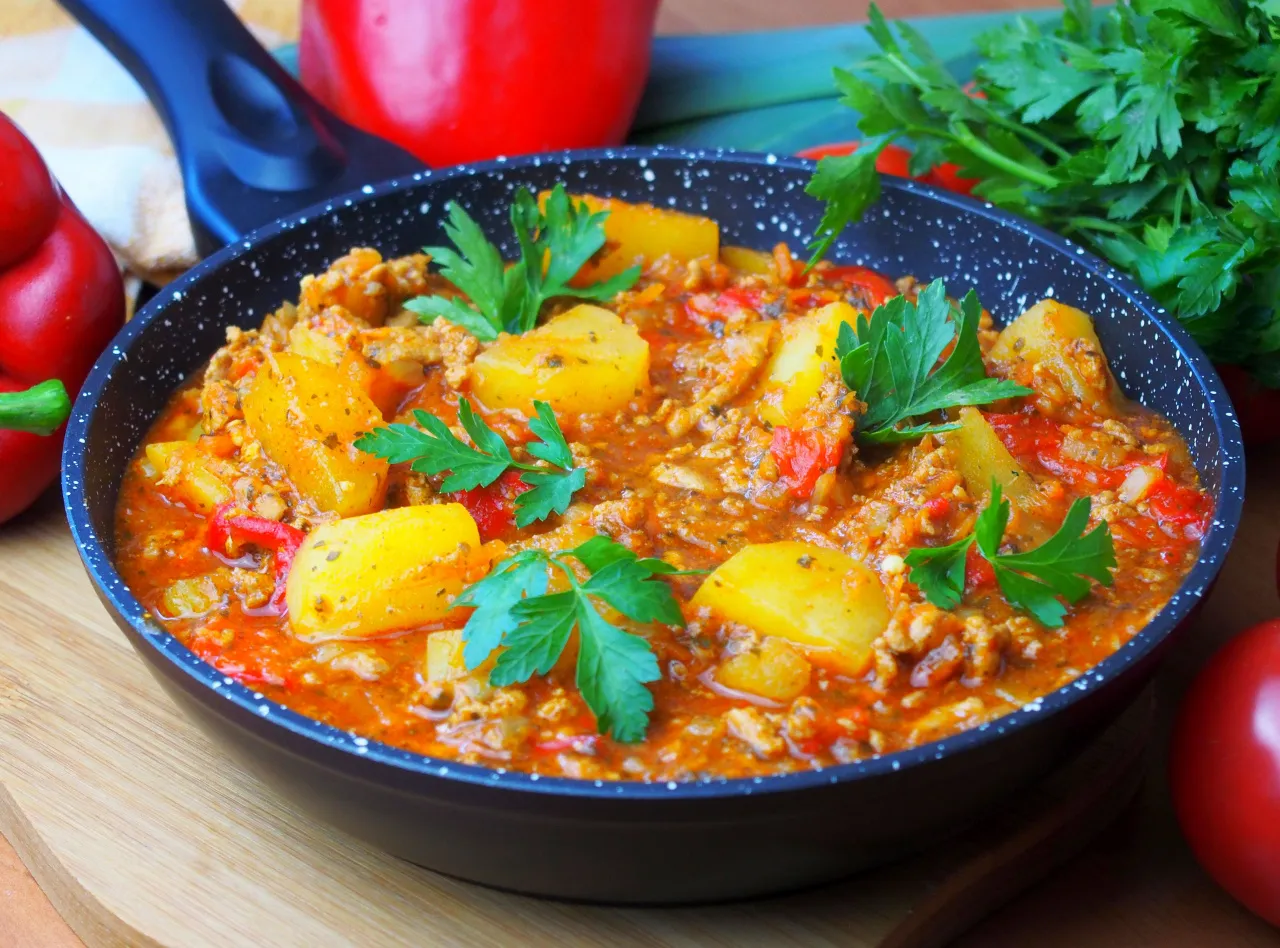 talerz obiadowy z ziemniakami i mięsem