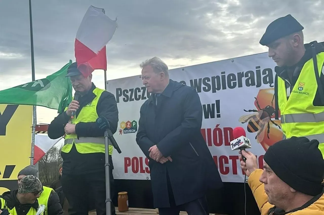 Rolnicy protestują przeciwko zielonemu ładowi. Na transparentach widać pszczoły i napisy 