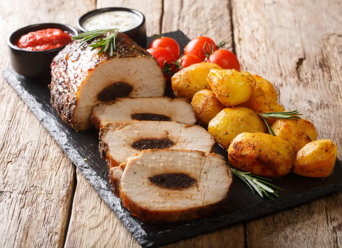 Co zrobic ze schabu na obiad? Pieczony schab faszerowany śliwkami, podany z ziemniakami i sosami.