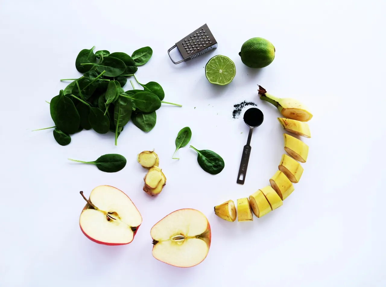 składniki do koktajlu ze spiruliną