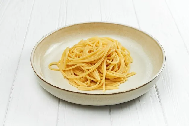 makaron spaghetti na talerzu