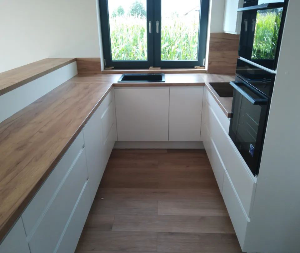 biała kuchnia drewniany blat podłoga styl skandynawski nowoczesny rustykalny