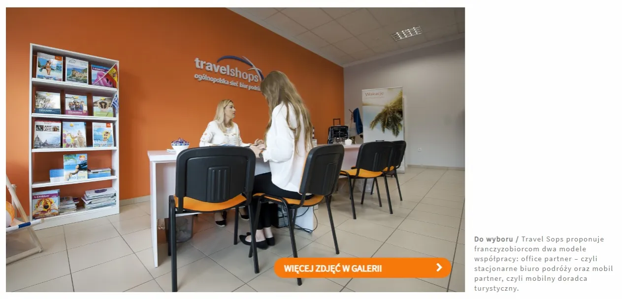 Nowoczesne biuro podr&oacute;ży doradca z klientem