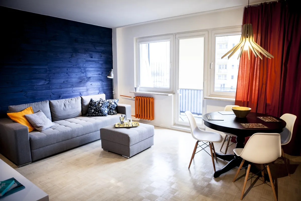 stary kaloryfer w nowoczesnym wnętrzu, kontrast