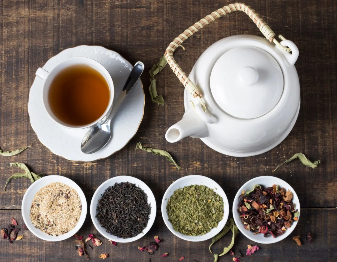 parzenie herbaty ziołowej, proces przygotowania naparu, suszone zioła do herbaty