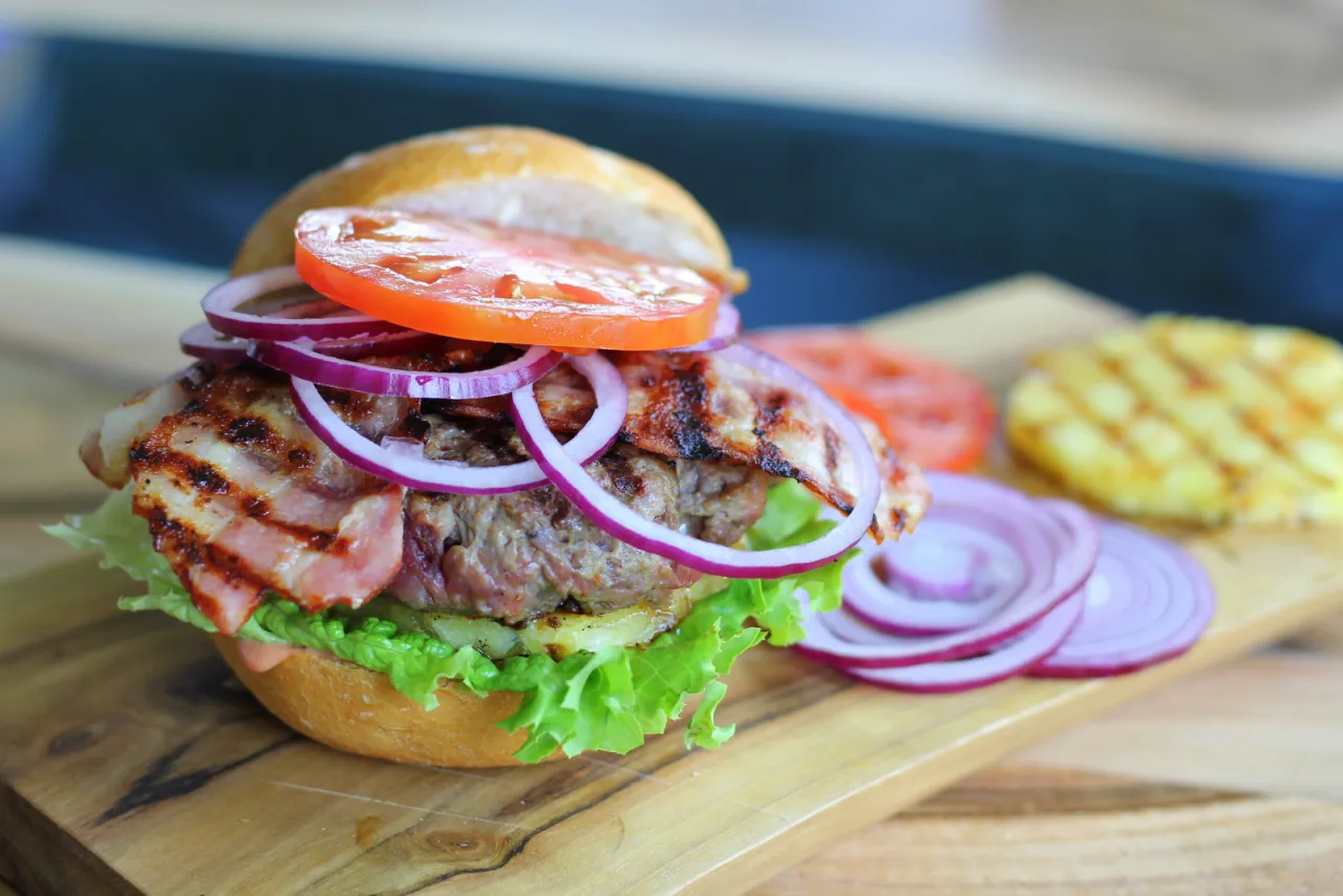 domowy burger vs restauracyjny