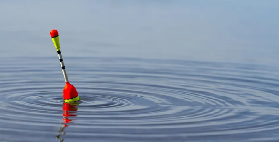 Prawidłowo wyważony spławik w wodzie