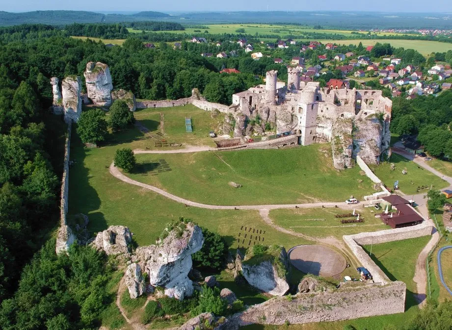 Zamek Ogrodzieniec ruiny z lotu ptaka