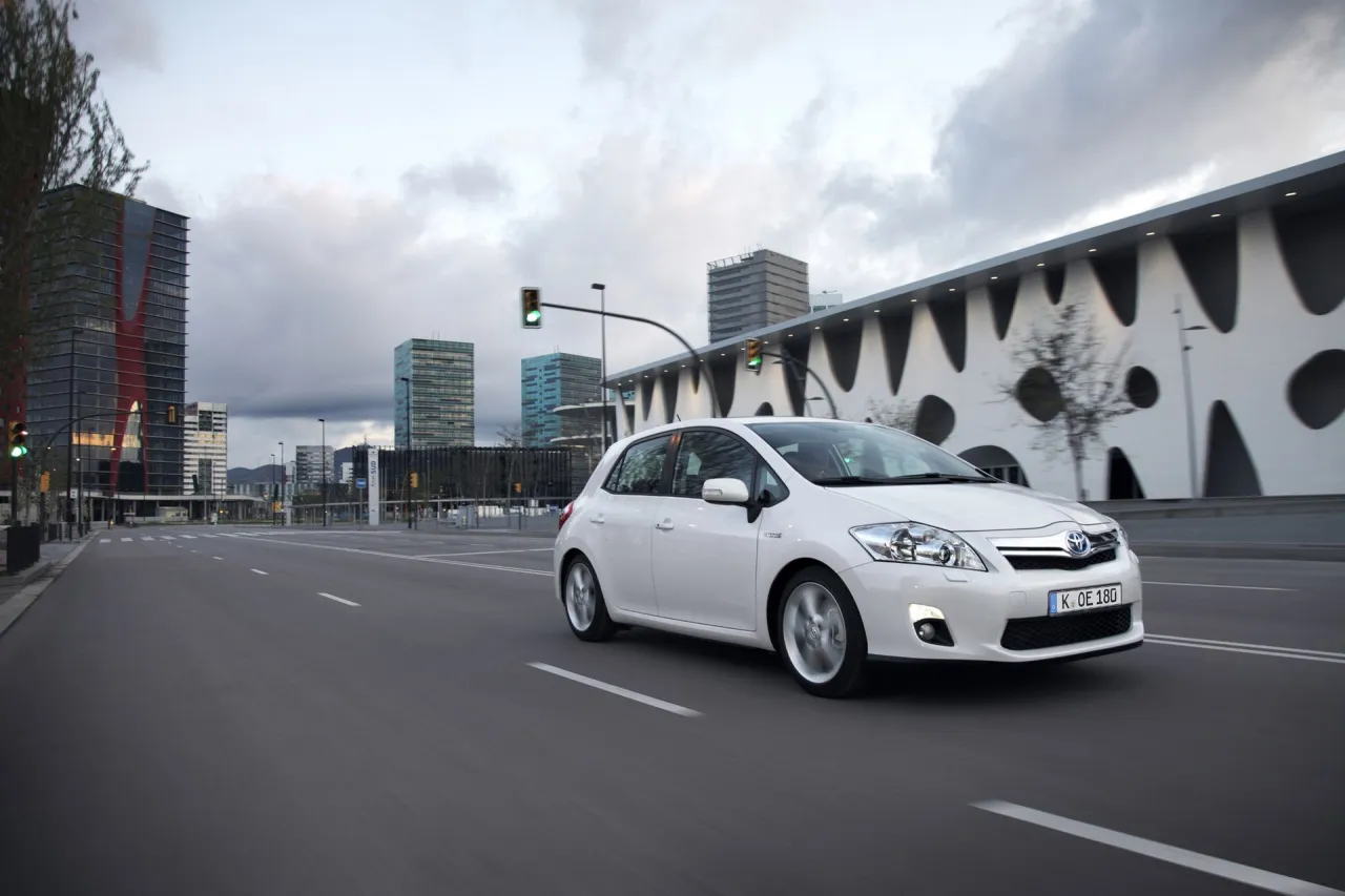 Toyota Auris Hybrid II generacji na tle miasta