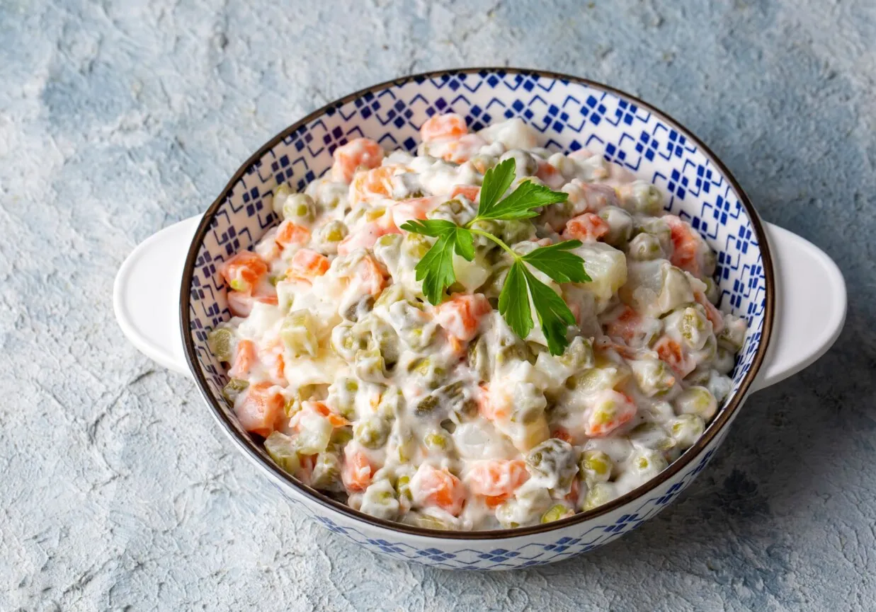 Tradycyjna sałatka jarzynowa z majonezem