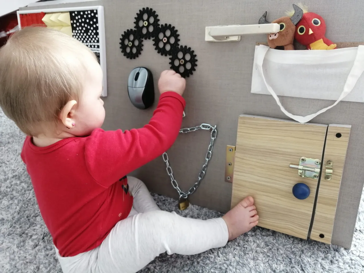 dziecko bawiące się tablicą manipulacyjną