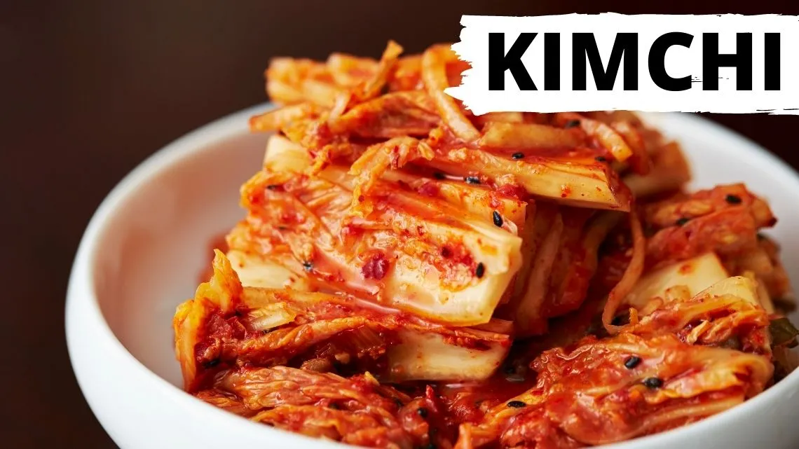 r&oacute;żne rodzaje kimchi na p&oacute;łce sklepowej