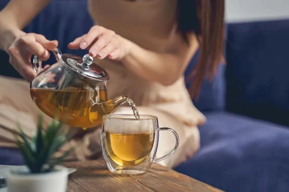 Osoba pijąca herbatę podczas gorączki