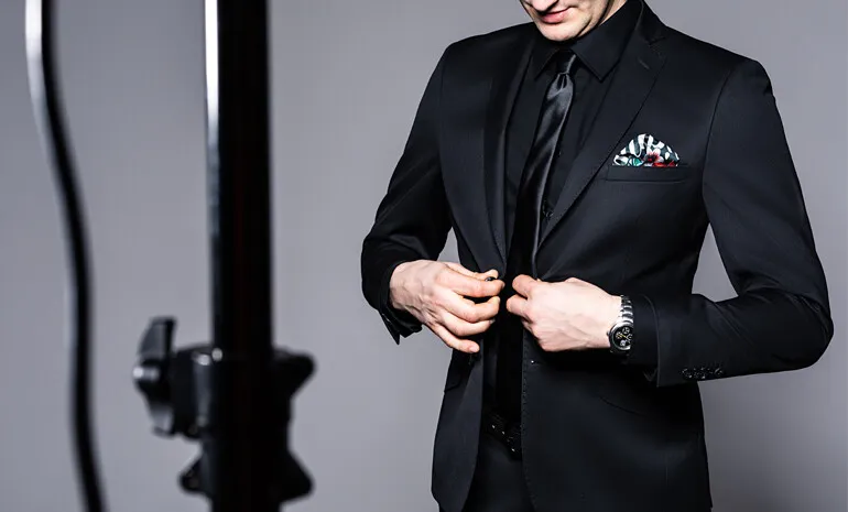 mężczyzna w eleganckim garniturze na randce, stylowy mężczyzna walentynki