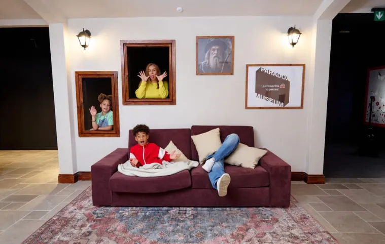 Rodzina zwiedzająca interaktywne muzeum w Krakowie