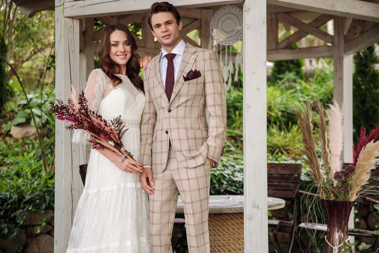 mężczyźni w garniturach na weselach w r&oacute;żnym stylu boho klasyczne glamour