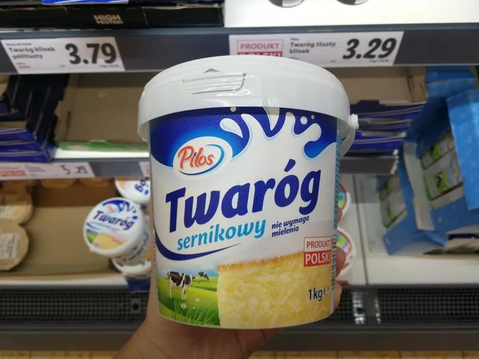 r&oacute;żne sery z wiaderka do sernika, gęsty ser twarogowy