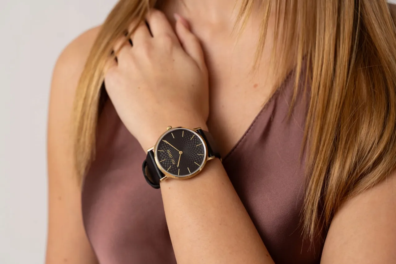 Elegancki zegarek damski z grawerem na deklu