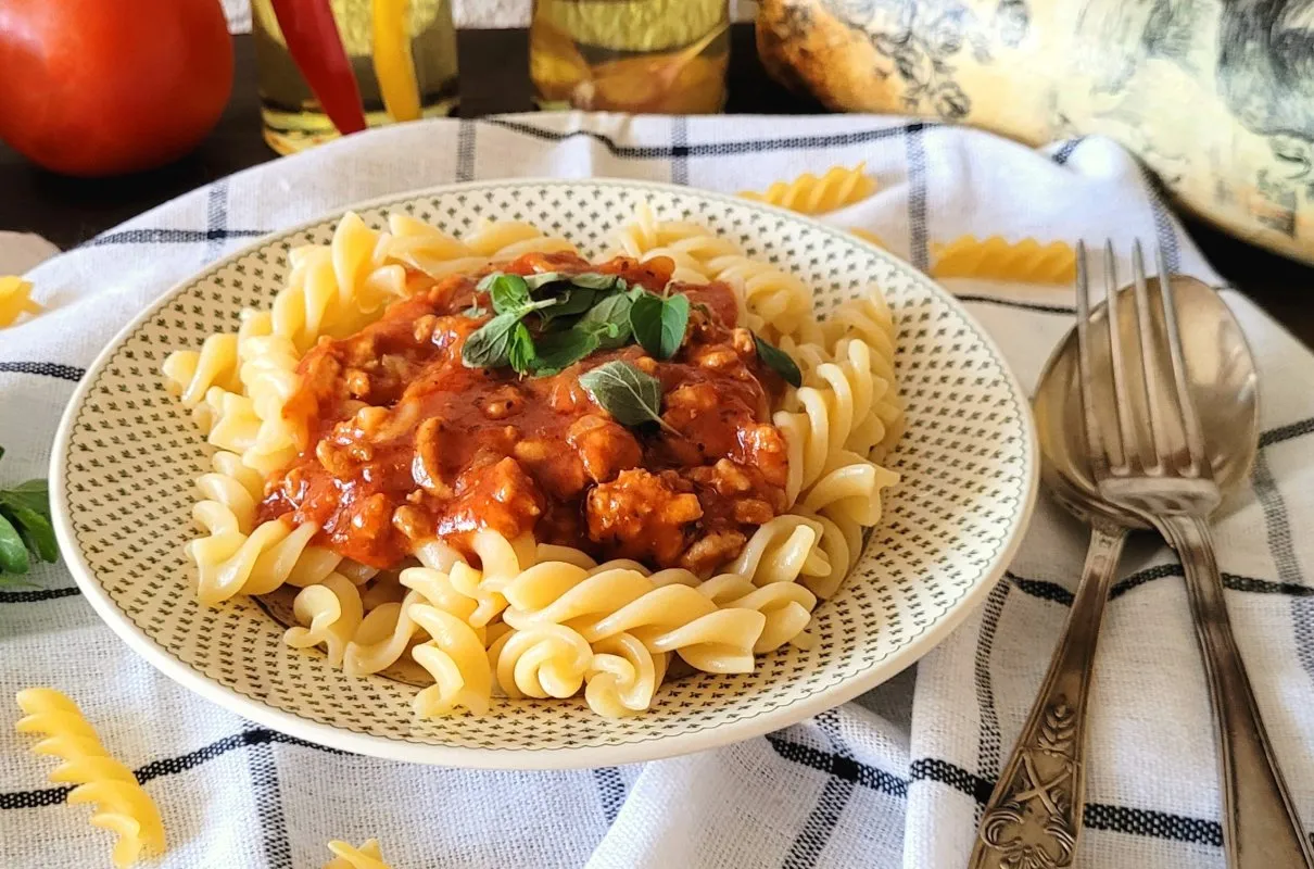 Pyszny makaron fusilli z sosem bolońskim. Prosty sposób, jak zrobić sos z koncentratu, by zachwycić domowników.