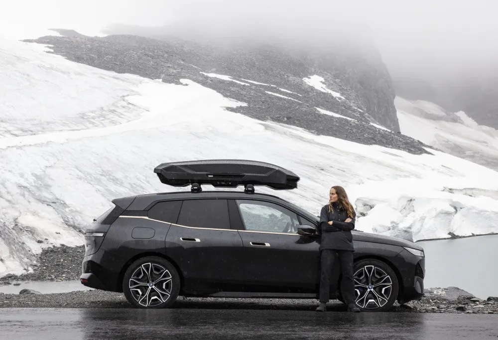 samoch&oacute;d z boxem dachowym na narty