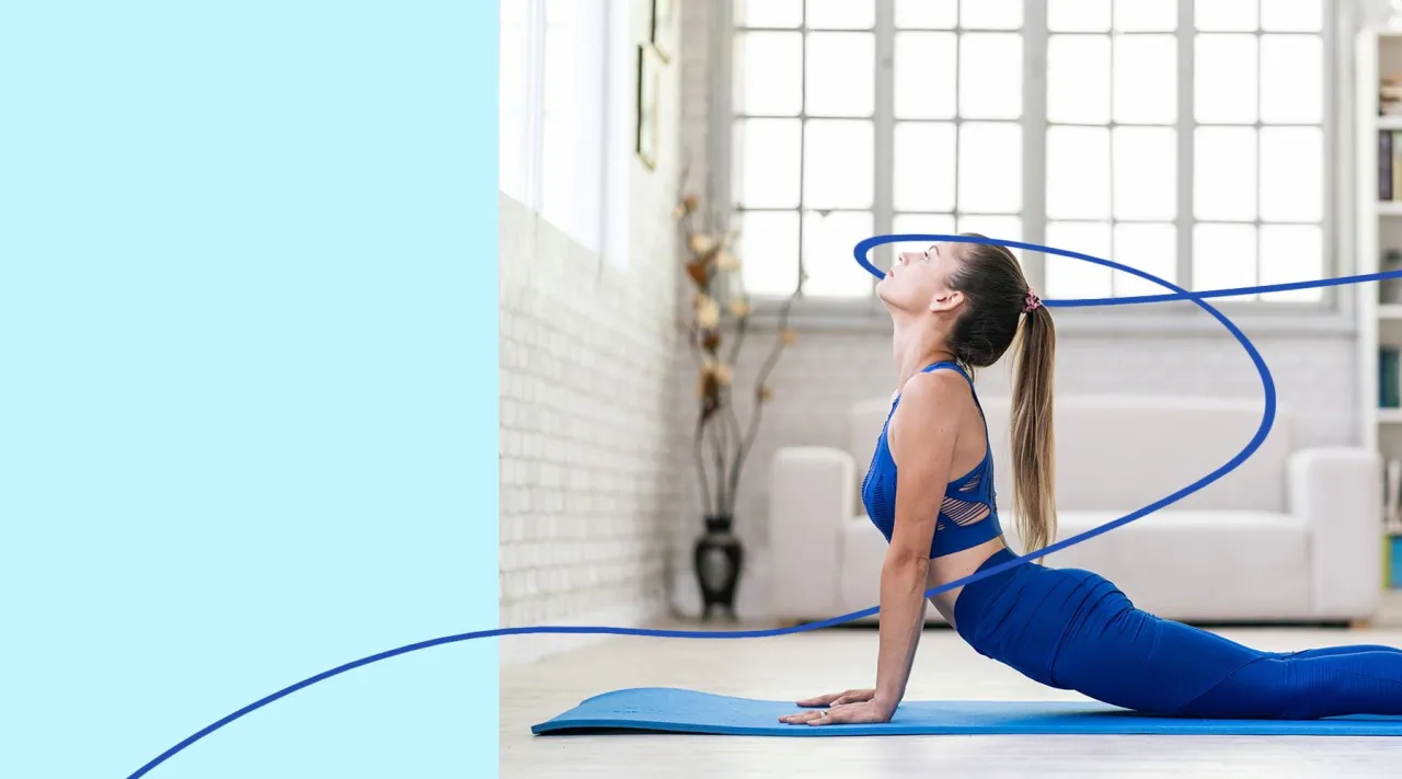 Osoba wykonująca delikatne ćwiczenia rozciągające szyję w biurze