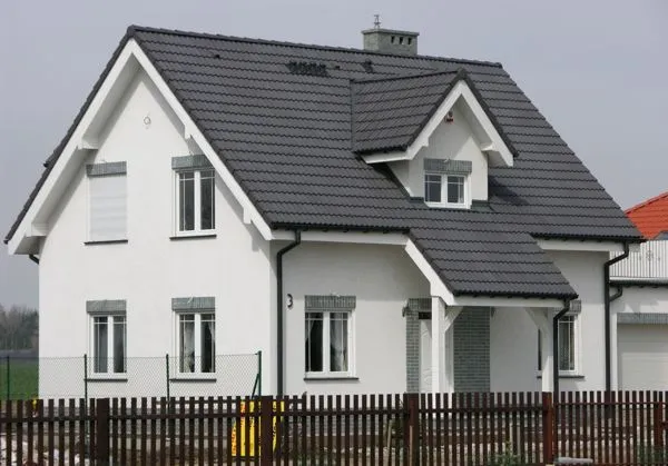 klasyczny dom grafitowy dach białe okna biała elewacja