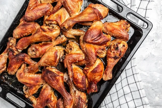 różne części kurczaka na blasze do pieczenia