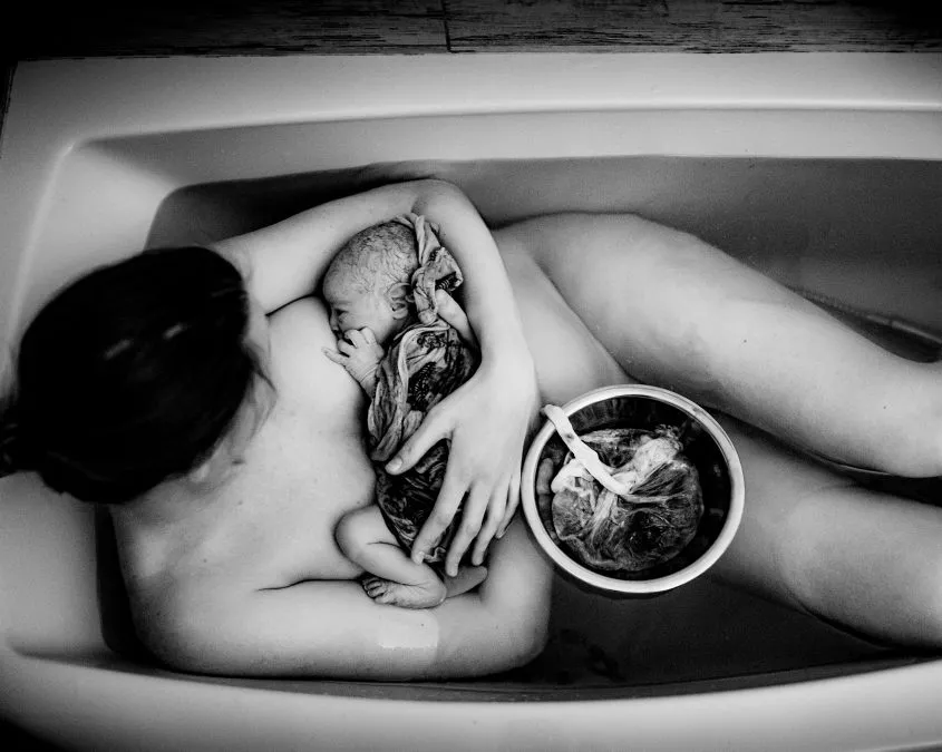 Kobieta w wannie porodowej, relaksująca się podczas skurczów