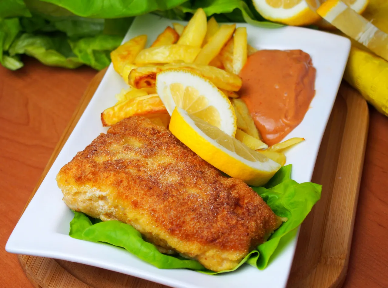 Świeża smażona ryba z frytkami i sur&oacute;wką