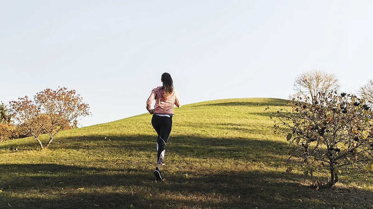 biegacz rano na czczo w parku