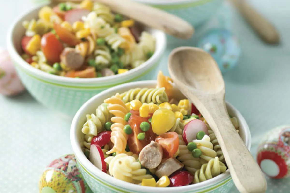 Salade de pâtes colorée avec garnitures variées