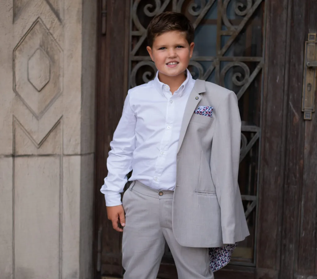 Chłopiec w stylizacji smart casual na komunię