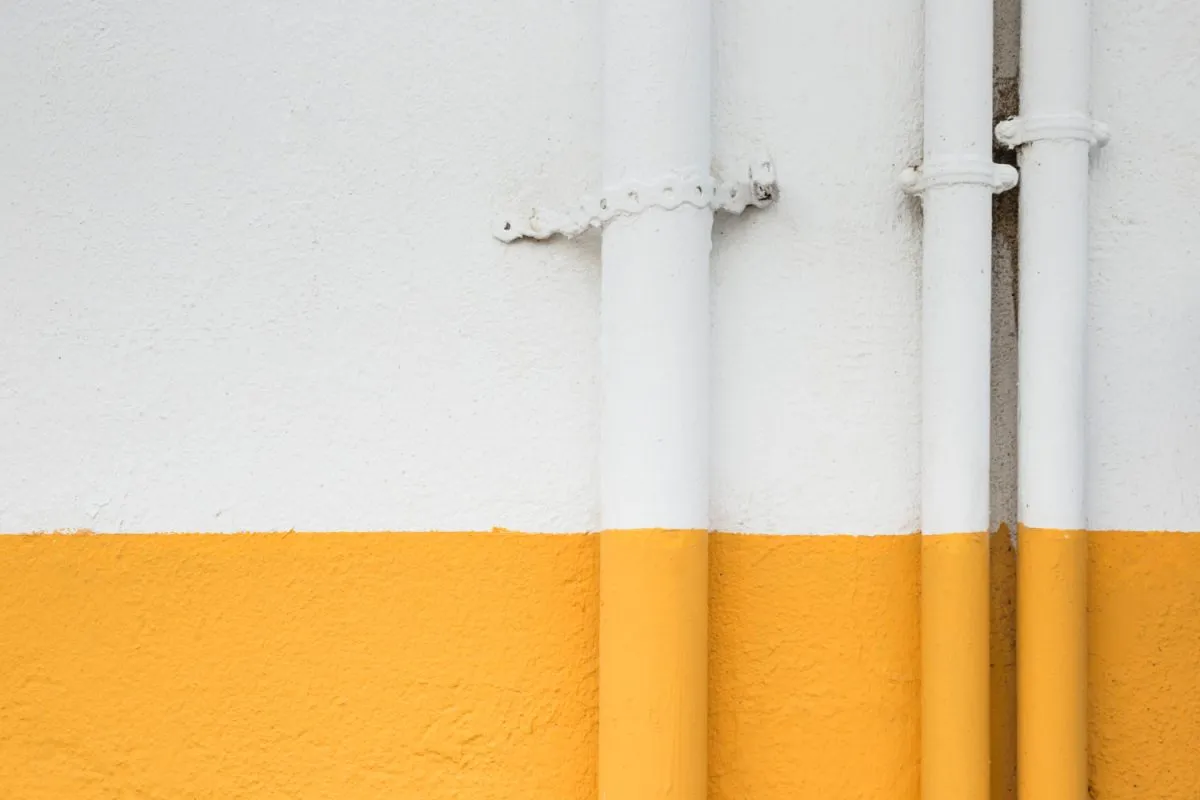 Nieestetyczne rury grzewcze w mieszkaniu