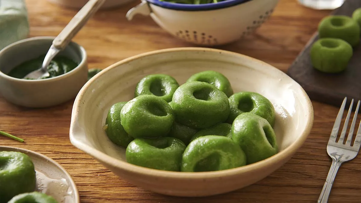 Masa de pasta fresca de diferentes colores naturales espinaca remolacha c&uacute;rcuma